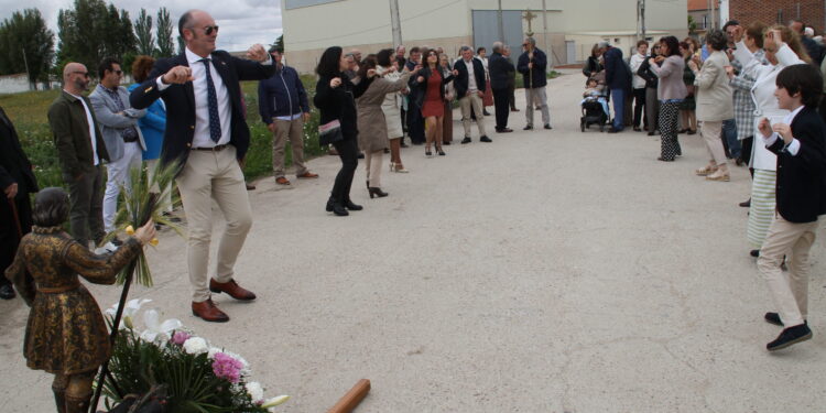Aldeaseca de la Frontera honra a San Isidro Labrador con actos religiosos y con las jotas típicas tras la bendición de los campos