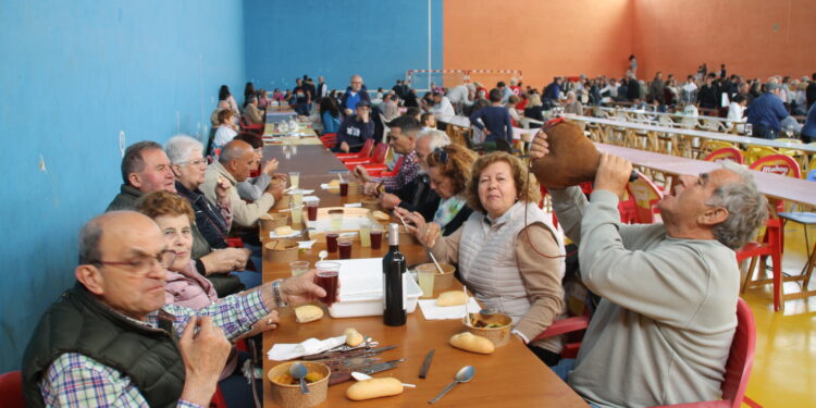 600 raciones de patatas meneás en el pabellón de Cantalpino en la primera fiesta local del año dedicada al patrón del campo