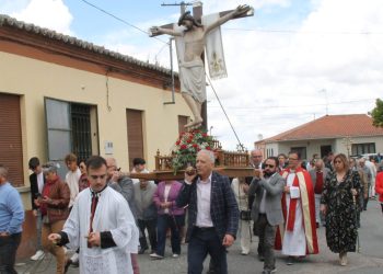 Villar de Gallimazo acompaña al Santo Cristo de la Custodia en su primera procesión donde no han faltado los bailes típicos