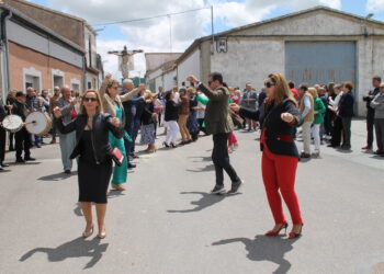 Villar de Gallimazo acompaña al Santo Cristo de la Custodia en su primera procesión donde no han faltado los bailes típicos
