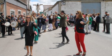 Villar de Gallimazo acompaña al Santo Cristo de la Custodia en su primera procesión donde no han faltado los bailes típicos