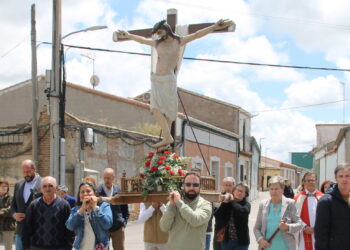 Villar de Gallimazo acompaña por segundo día al Santo Cristo de la Custodia en una fiesta «en familia» con misa y procesión