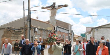 Villar de Gallimazo acompaña por segundo día al Santo Cristo de la Custodia en una fiesta «en familia» con misa y procesión