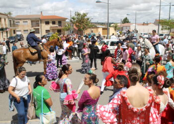 Rotundo éxito de la I Feria Rociera de Babilafuente con un gran ambiente en la calle, paella solidaria y música en directo