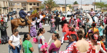 Rotundo éxito de la I Feria Rociera de Babilafuente con un gran ambiente en la calle, paella solidaria y música en directo