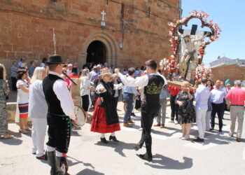 Villoruela perpetúa la centenaria subasta de banzos del Santo Cristo de la Esperanza en celemines, una antigua medida de trigo
