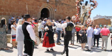 Villoruela perpetúa la centenaria subasta de banzos del Santo Cristo de la Esperanza en celemines, una antigua medida de trigo