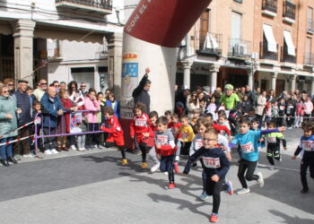 Fiesta del deporte intergeneracional en Peñaranda con chiquitines, prebenjamines, benjamines y alevines corriendo en sus calles