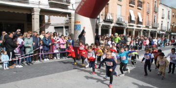 Fiesta del deporte intergeneracional en Peñaranda con chiquitines, prebenjamines, benjamines y alevines corriendo en sus calles