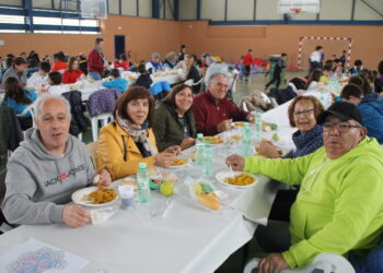 Una animada paella en el pabellón cubierto del «Severiano» pone el broche a la XXX carrera popular del 1 de mayo en Peñaranda