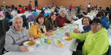 Una animada paella en el pabellón cubierto del «Severiano» pone el broche a la XXX carrera popular del 1 de mayo en Peñaranda