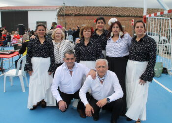 Villar de Gallimazo disfruta de su Feria de Abril con romería en Riolobos, comida, baile por sevillanas y actuación de flamenco