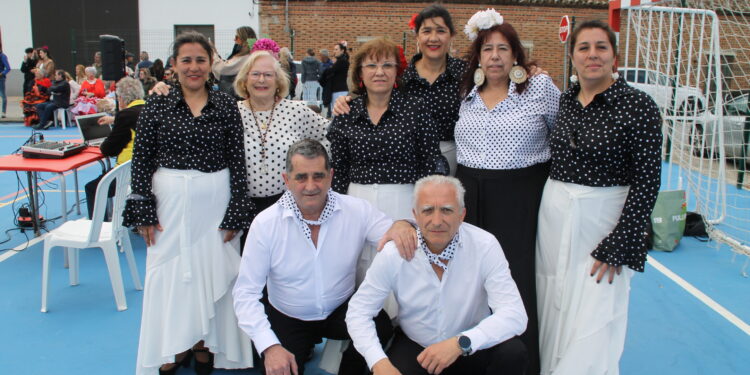Villar de Gallimazo disfruta de su Feria de Abril con romería en Riolobos, comida, baile por sevillanas y actuación de flamenco