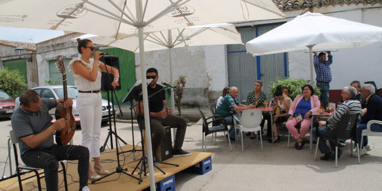 Rumbas y flamenco animan el aperitivo en Tarazona de Guareña en la segunda jornada de las fiestas de San Pedro Regalado