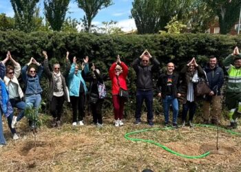 Plantación de dos cerezos en Peñaranda como símbolo de unidad y crecimiento en la clausura de los cursos de yoga