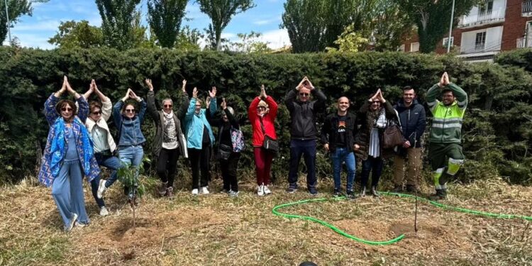 Plantación de dos cerezos en Peñaranda como símbolo de unidad y crecimiento en la clausura de los cursos de yoga