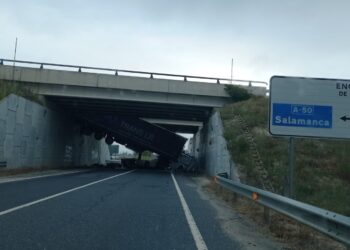 Espectacular accidente en la A-50 por la caída de un camión desde uno de los puentes en la rotonda de Encinas de Abajo