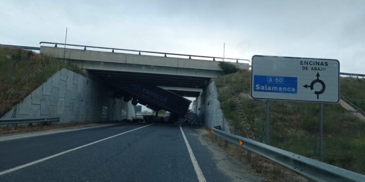 Espectacular accidente en la A-50 por la caída de un camión desde uno de los puentes en la rotonda de Encinas de Abajo
