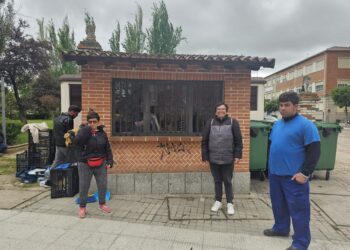 Los chicos y chicas de Acopedis «salvan» la antigua oficina de Turismo para reconvertirla en un punto de intercambio de libros