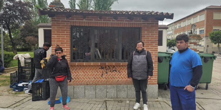 Los chicos y chicas de Acopedis «salvan» la antigua oficina de Turismo para reconvertirla en un punto de intercambio de libros