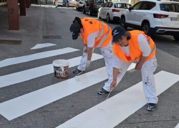 «Pintacultura Peñaranda» lleva a cabo el repintado de los pasos de peatones en el Conjunto Histórico de las plazas de la localidad