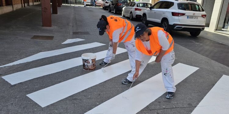 «Pintacultura Peñaranda» lleva a cabo el repintado de los pasos de peatones en el Conjunto Histórico de las plazas de la localidad