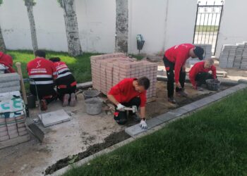 «Peñaranda entorno sostenible» renueva la entrada a las piscinas y al polideportivo con un nuevo adoquinado en las zonas de paso