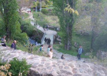 Medio centenar de vecinos de Aldeaseca de la Frontera disfrutan de una ruta de senderismo por los molinos del río Corneja