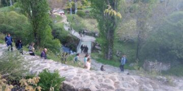 Medio centenar de vecinos de Aldeaseca de la Frontera disfrutan de una ruta de senderismo por los molinos del río Corneja