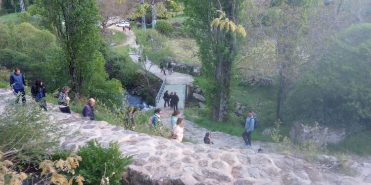 Medio centenar de vecinos de Aldeaseca de la Frontera disfrutan de una ruta de senderismo por los molinos del río Corneja