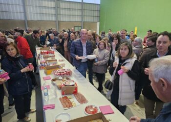Arranque festivo en Aldeaseca de la Frontera con vivas a San Isidro y un convite en el frontón con la charanga Dale Kaña 2.0