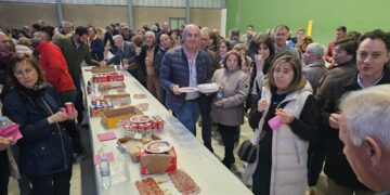 Arranque festivo en Aldeaseca de la Frontera con vivas a San Isidro y un convite en el frontón con la charanga Dale Kaña 2.0