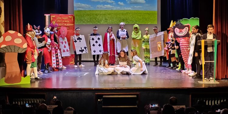 «Alicia en el País de las Maravillas» sorprende en el Calderón de Peñaranda con el gran trabajo de los alumnos de La Encarnación