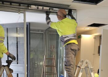 Peñaranda mejora la accesibilidad en su Ayuntamiento con  nuevas puertas automáticas en la entrada a la planta baja del edificio