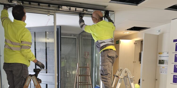 Peñaranda mejora la accesibilidad en su Ayuntamiento con  nuevas puertas automáticas en la entrada a la planta baja del edificio