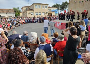 Rotundo éxito de la I Feria Rociera de Babilafuente con un gran ambiente en la calle, paella solidaria y música en directo