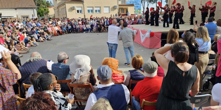 Rotundo éxito de la I Feria Rociera de Babilafuente con un gran ambiente en la calle, paella solidaria y música en directo
