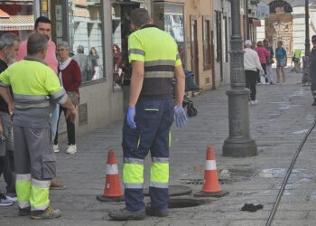 Chaperón en la céntrica calle Félix Mesonero (Bodegones) de Peñaranda por problemas de atranques en la red de saneamiento