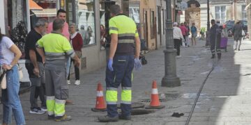 Chaperón en la céntrica calle Félix Mesonero (Bodegones) de Peñaranda por problemas de atranques en la red de saneamiento