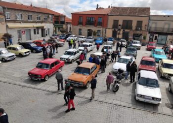 Cantalpino pone el broche a sus fiestas convirtiendo su plaza de España en un auténtico Museo de la Automoción al aire libre