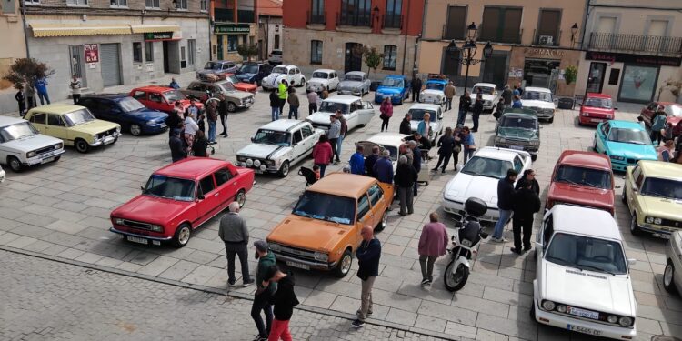 Cantalpino pone el broche a sus fiestas convirtiendo su plaza de España en un auténtico Museo de la Automoción al aire libre