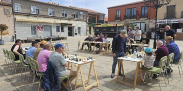 Cantalpino vive una nueva jornada festiva con el ajedrez como protagonista en una partida simultánea en la plaza con 20 tableros