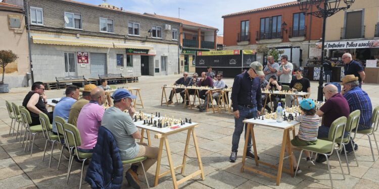Cantalpino vive una nueva jornada festiva con el ajedrez como protagonista en una partida simultánea en la plaza con 20 tableros