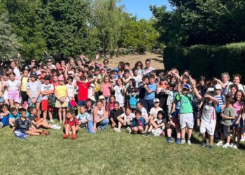 150 niños de catequesis disfrutan en Peñaranda de una tarde de juegos y convivencia al aire libre para despedir el curso