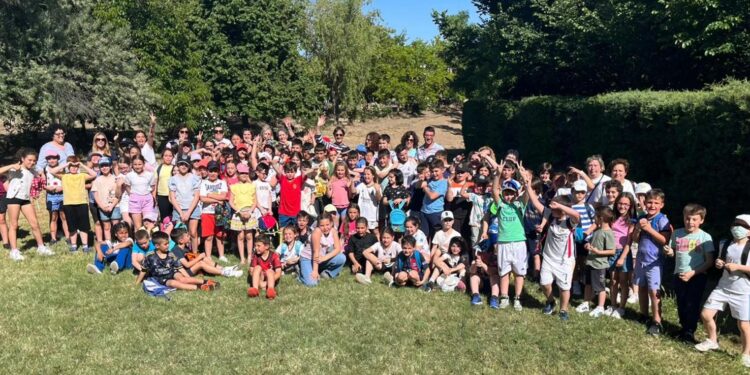 150 niños de catequesis disfrutan en Peñaranda de una tarde de juegos y convivencia al aire libre para despedir el curso