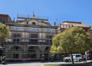 Manos a la obra en la fachada del CDS en Peñaranda: limpieza, tratamiento contra los hongos y repintado de muros y balcones