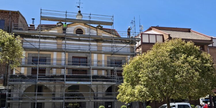 Manos a la obra en la fachada del CDS en Peñaranda: limpieza, tratamiento contra los hongos y repintado de muros y balcones