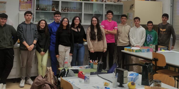 Alumnos del CEO Miguel Delibes de Macotera participan en unas jornadas científicas de la mano de la bióloga Carolina Gómez