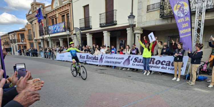 Macotera vibra con el merecido triunfo del ciclista local Álvaro Bueno Salan en la Copa Escuelas de Castilla y León