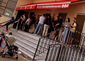 Gran afluencia de clientes en Emjamesa Ibéricos aprovechando el puente festivo en Madrid para hacer sus compras en Peñaranda